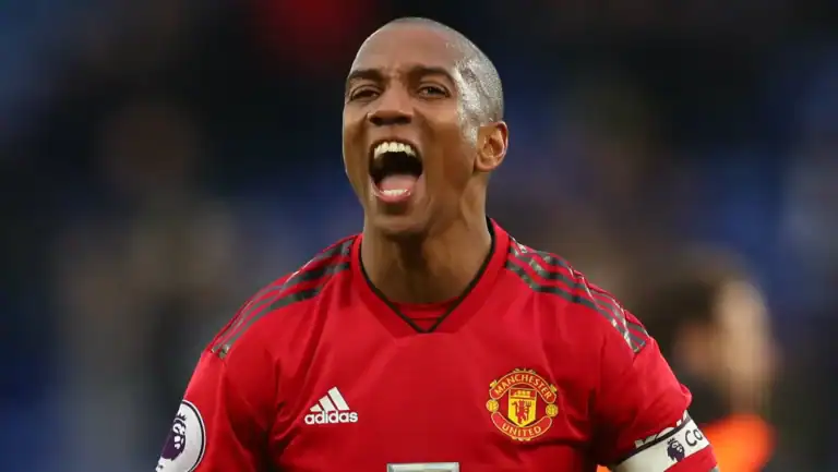 Ashley Young annonce sa retraite du football à l'âge de 40 ans