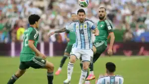وعد ميسي لإبراهيم مازة بعد مباراة الأرجنتين والجزائر