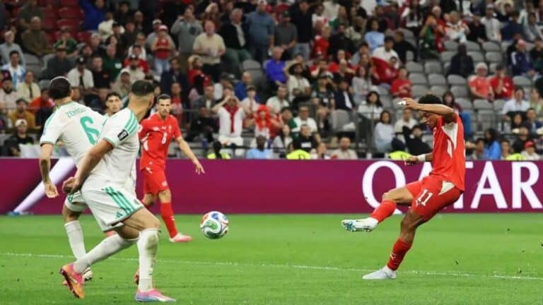 لاعبو منتخب الجزائر خلال مباراة سويسرا في كأس العالم